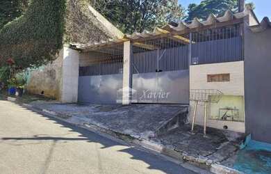 Imagem: A casa possui 2 Dormitórios, 1 Banheiro, 2 Vagas na garagem