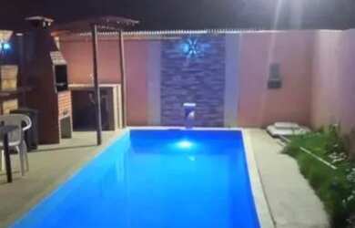 Imagem: A casa possui 3 Dormitórios, 2 Banheiros, 2 Vagas na garagem