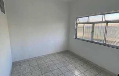 Imagem: O apartamento possui 3 Dormitórios, 1 Banheiro, 1 Vaga na garagem