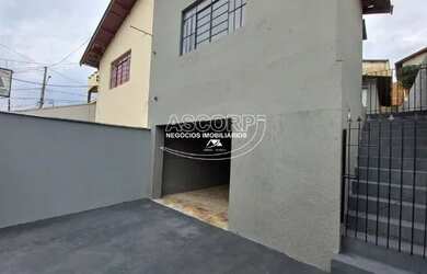 Imagem: A casa possui 2 Dormitórios, 1 Banheiro, 1 Vaga na garagem