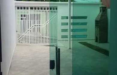 Imagem: A casa possui 3 Dormitórios, 2 Banheiros, 2 Vagas na garagem