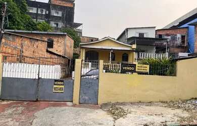 Imagem: A casa possui 3 Dormitórios, 1 Banheiro, 5 Vagas na garagem