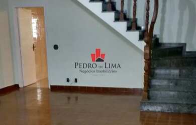 Imagem: A casa possui 4 Dormitórios, 3 Banheiros, 2 Vagas na garagem