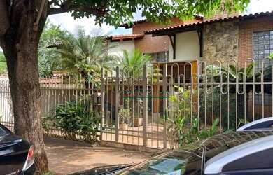 Imagem: A casa à venda possui 4 Dormitórios, 5 Banheiros, 4 Vagas