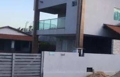 Imagem: A casa possui 4 Dormitórios, 2 Banheiros, 4 Vagas na garagem