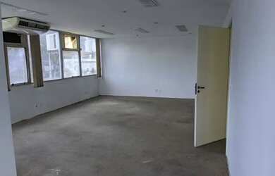 Imagem: O depósito possui 2 Vagas na garagem, 168m² de Área e está