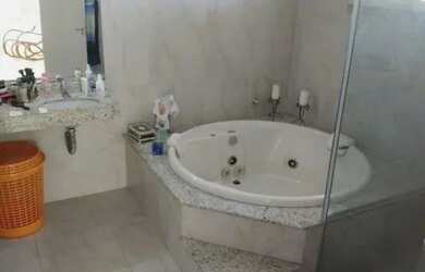 Imagem: A casa possui 3 Dormitórios, 2 Banheiros, 2 Vagas na garagem