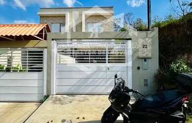 Imagem: A casa possui 3 Dormitórios, 2 Banheiros, 3 Vagas na garagem