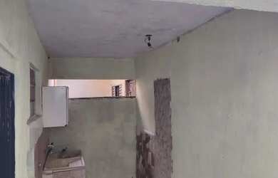 Imagem: A casa possui 3 Dormitórios, 1 Banheiro, 2 Vagas na garagem