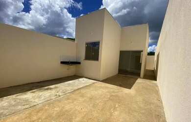 Imagem: A casa possui 2 Dormitórios, 1 Banheiro, 2 Vagas na garagem