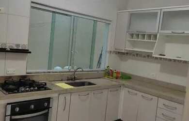 Imagem: A casa possui 2 Dormitórios, 2 Banheiros, 1 Vaga na garagem