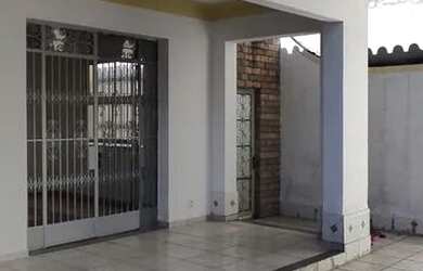 Imagem: A casa possui 4 Dormitórios, 2 Banheiros, 2 Vagas na garagem