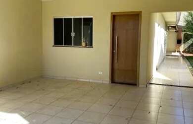 Imagem: A casa possui 2 Dormitórios, 1 Banheiro, 2 Vagas na garagem