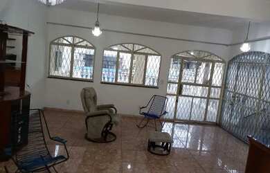 Imagem: A casa possui 3 Dormitórios, 1 Banheiro, 2 Vagas na garagem