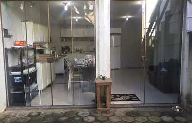 Imagem: A casa possui 2 Dormitórios, 2 Banheiros, 80m² de Área e