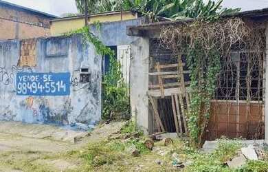 Imagem: A casa possui 2 Dormitórios, 2 Banheiros, 2 Vagas na garagem