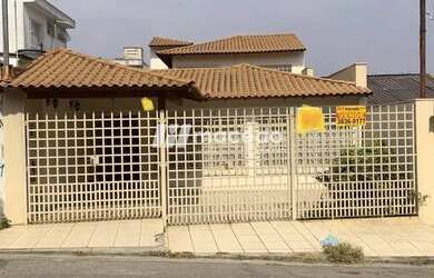 Imagem: A casa possui 4 Dormitórios, 3 Banheiros, 2 Vagas na garagem