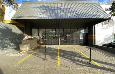 Imagem: O depósito possui 4 Vagas na garagem, 350m² de Área e está