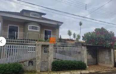 Imagem: A casa possui 4 Dormitórios, 5 Banheiros, 4 Vagas na garagem