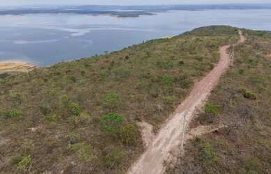 Imagem: O terreno possui 30.000m² de Área e está localizado em Três