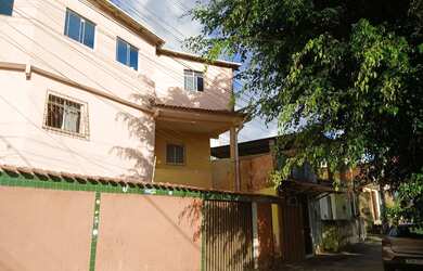 Imagem: A casa possui 3 Dormitórios, 2 Banheiros, 3 Vagas na garagem