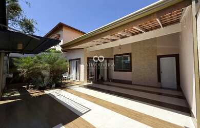 Imagem: A casa possui 3 Dormitórios, 2 Banheiros, 3 Vagas na garagem