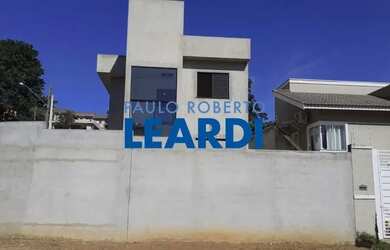 Imagem: A casa possui 3 Dormitórios, 2 Banheiros, 2 Vagas na garagem