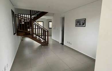 Imagem: A casa possui 3 Dormitórios, 2 Banheiros, 2 Vagas na garagem