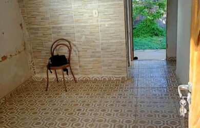 Imagem: A casa possui 2 Dormitórios, 1 Banheiro, 1 Vaga na garagem