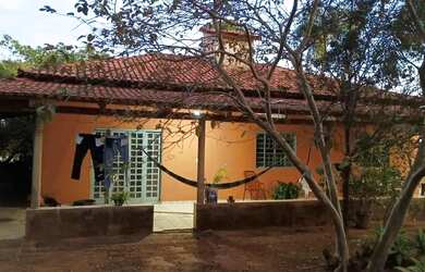 Imagem: A casa possui 3 Dormitórios, 2 Banheiros, 3 Vagas na garagem