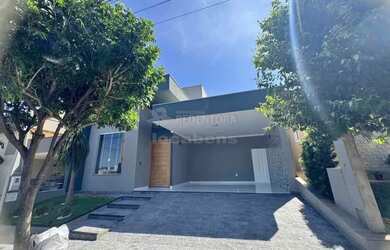 Imagem: A casa em condomínio possui 3 Dormitórios, 3 Banheiros, 2