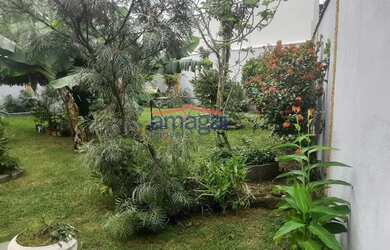 Imagem: A casa possui 3 Dormitórios, 3 Banheiros, 4 Vagas na garagem