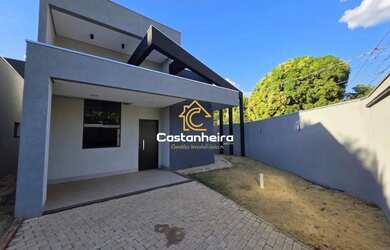 Imagem: A casa possui 3 Dormitórios, 1 Banheiro, 2 Vagas na garagem