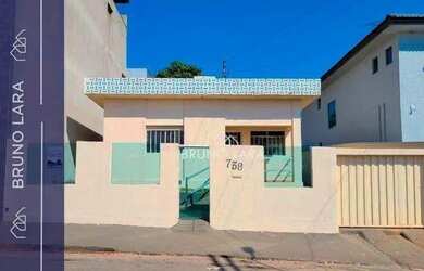 Imagem: O depósito para alugar possui 3 Vagas na garagem e 90m² de