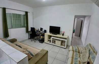 Imagem: A casa possui 3 Dormitórios, 1 Banheiro, 2 Vagas na garagem