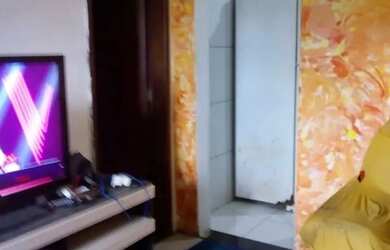 Imagem: A casa possui 2 Dormitórios, 1 Banheiro, 2 Vagas na garagem