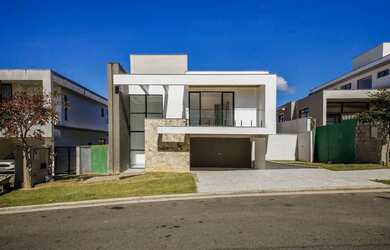 Imagem: A casa em condomínio possui 4 Dormitórios, 1 Banheiro, 4 Vagas