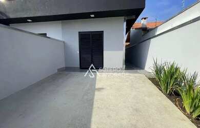 Imagem: A casa possui 2 Dormitórios, 1 Banheiro, 2 Vagas na garagem