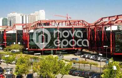 Imagem: O depósito possui 5 Vagas na garagem, 240m² de Área e está