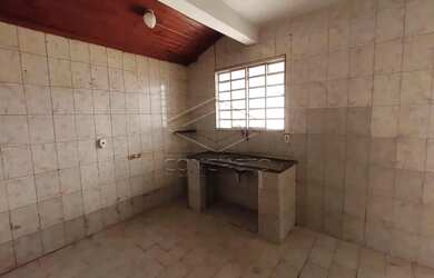 Imagem: A casa possui 3 Dormitórios, 2 Banheiros, 5 Vagas na garagem