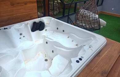 Imagem: A casa possui 3 Dormitórios, 2 Banheiros, 5 Vagas na garagem