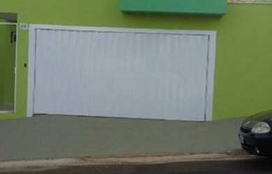 Imagem: A casa possui 3 Dormitórios, 4 Banheiros, 2 Vagas na garagem