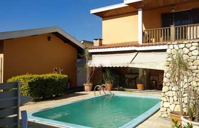 Imagem: A casa possui 4 Dormitórios, 3 Banheiros, 2 Vagas na garagem