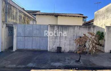 Imagem: A casa possui 3 Dormitórios, 1 Banheiro, 1 Vaga na garagem