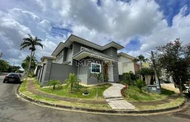 Imagem: A casa em condomínio possui 4 Dormitórios, 5 Banheiros, 2