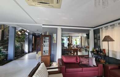 Imagem: A casa possui 5 Dormitórios, 4 Banheiros, 2 Vagas na garagem