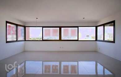 Imagem: O apartamento possui 3 Dormitórios, 1 Banheiro, 2 Vagas na