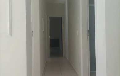 Imagem: O apartamento possui 3 Dormitórios, 1 Banheiro, 2 Vagas na