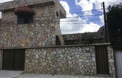 Imagem: A casa possui 4 Dormitórios, 3 Banheiros, 1 Vaga na garagem