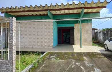 Imagem: A casa possui 3 Dormitórios, 2 Banheiros, 3 Vagas na garagem